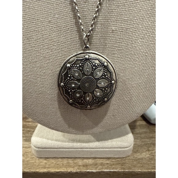 American Eagle Outfitters Silver Toned Chain Necklace Modern Pendant 16" N1-14 - Picture 2 of 4